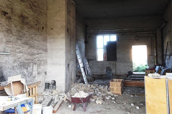 Abriss alter Wände vor dem Umbau des zukünftigen Verkaufsraum