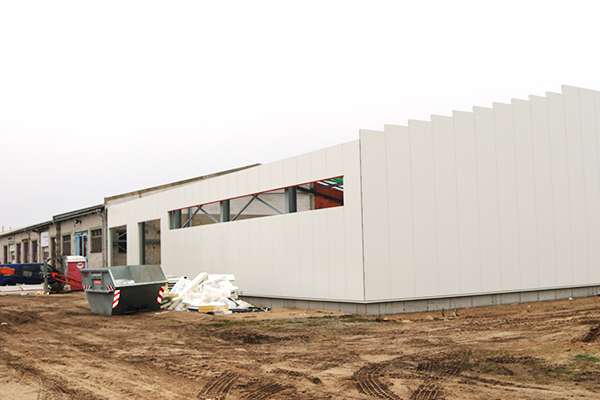 Außenansicht des neuen Lagers für Mende Frames im Standort Jeßnigk während des Baus