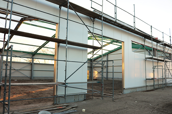 Blick durch die Toröffnungen beim Bau des neuen Lagers für Mende Frames im Standort Jeßnigk